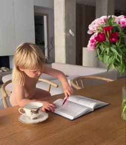 Помогает маме книгу по травме читать:) image preview