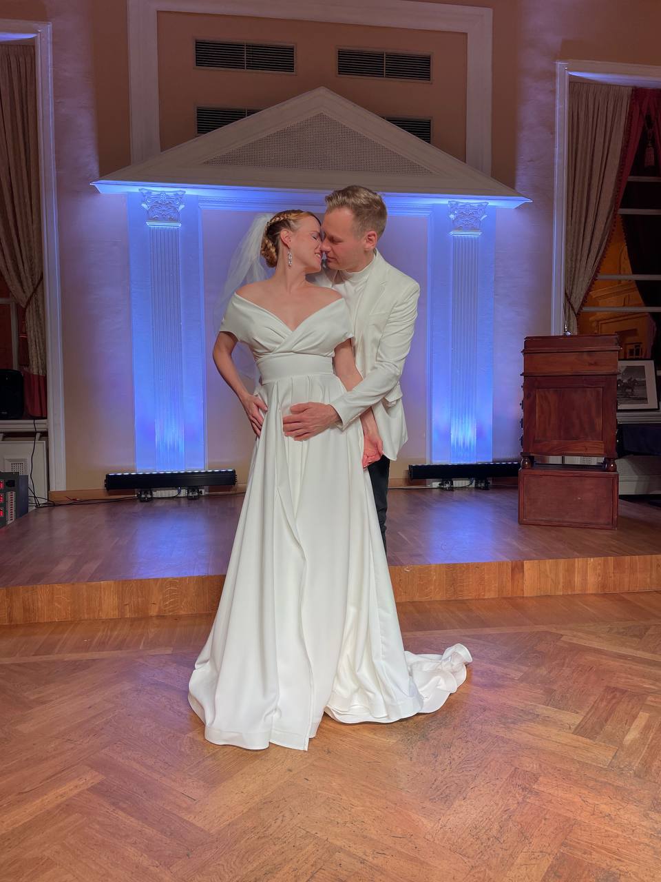 👠 Туфли для стриптиза, беременность и белое платье image preview